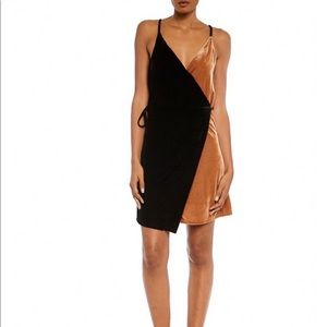 Velvet wrap dress in black and gold. Stunning !